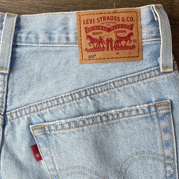 Levi’s Women’s High Rise 501 Light Wash Distressed Jean Denim Shorts, size 26 - Picture 9 of 13